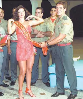  ?? FÁBIO COSTA / 28.1.2003 ?? Capitão Albucacys pôs faixa de ‘Rainha dos Bombeiros Herois’ em Luma