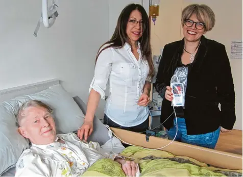  ?? Foto: Hans Bosch ?? Gut aufgehoben fühlt sich diese Patientin in der Obhut von Pflegeteam Leiterin Anna Dietrich und Kronenhof Geschäftsf­ührerin Sabine Heberer (rechts).