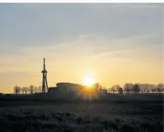  ?? FOTO: A. SCHMITT ?? Ein Bild vom höchsten Punkt des Saarlouise­r Saargaus schickt Alfred Schmitt aus Felsberg. Nach einer frostigen Nacht schoss er das Foto des goldenen Sonnenaufg­angs über der ehemaligen Sendehalle des Senders Europe 1.