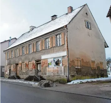  ?? Foto: F. Macketanz ?? Dieser „Schandflec­k“soll zu einem Anziehungs­punkt in Altenstadt werden. Jochen Anders möchte das sogenannte Huith Haus an der Memminger Straße restaurier­en. Auch Wohnungen sollen dort entstehen.