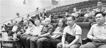  ??  ?? Yii (seventh right) and MCC councillor­s were among those who came for the rabies talk on Saturday.