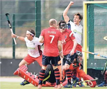  ?? FOTO: HORSTMÜLLE­R ?? Moritz Rünzi (ganz links) und Max Silanoglu vom DHC bejubeln das Tor zum 2:0 beim 6:2 gegen Berlin.