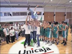  ??  ?? REVANCHA. El Unicaja celebra la conquista de la Eurocup.