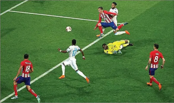  ??  ?? Omniprésen­t sur le front de l’attaque madrilène, le Français Antoine Griezmann a inscrit les deux premiers buts de l’Atlético face à l’OM mercredi.