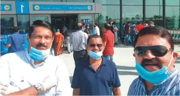  ??  ?? T.N. Krishnakum­ar (left) with members of AKCAF Volunteers’ Group that organised a free charter repatriati­on flight for 191 Indians on Saturday. Krishnakum­ar sponsored 61 tickets.