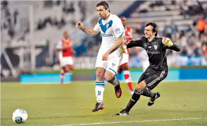  ?? / JUANO TESONE ?? ¿Serán compañeros?. Pratto (26 años), contra Barovero, en un duelo Vélez- River. ¿Usará la banda?