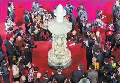  ?? HU YUANJIA / FOR CHINA DAILY ?? A ceremony marking the return of a 1,300-year-old stone Buddhist pagoda body to its home in Shanxi province is held in the Shanxi Museum on Sunday. The top was taken first but has not been found, leading the museum to use a recreated top.