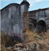  ??  ?? Abajo a la izquierda, el campo de concentrac­ión de Las Arenas (Sevilla) conserva en pie algunos restos.