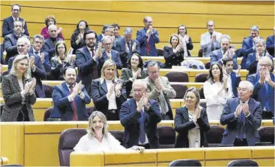  ?? Marta Fernández Jara / Europa Press ?? La portavoz del PP en el Senado, Alicia García, recibe el aplauso de los senadores de su partido, ayer.