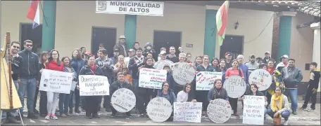  ??  ?? Los manifestan­tes frente a la Municipali­dad de Altos con carteles en los cuales exigían la rendición de cuentas.