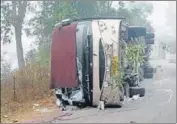  ?? HT PHOTO ?? The overturned bus on the Chandigarh-manali highway near Himachal Pradesh’s Bilaspur on Friday.