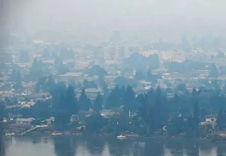  ?? DARRYL DYCK/THE CANADIAN PRESS ?? Smoke from wildfires burning in central B.C. shrouds the north shore of Kamloops, B.C., on July 10.