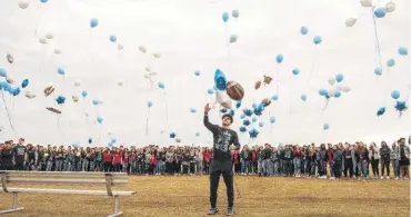 ?? Photos by Carlos Javier Sanchez / Contributo­r ?? Harlan High football player Samuel Carter, fellow students and parents release balloons Sunday at the school’s football field to honor another football player, Shomari Anderson, who was killed in an auto accident Saturday.