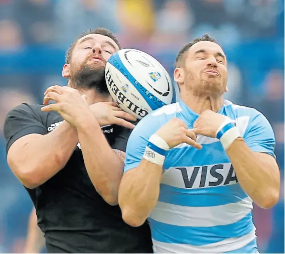  ?? SANTIAGO FILIPUZZI ?? Parecen émulos de La Momia, pero Dane Coles y Joaquín Tuculet tratan de recibir una pelota aérea