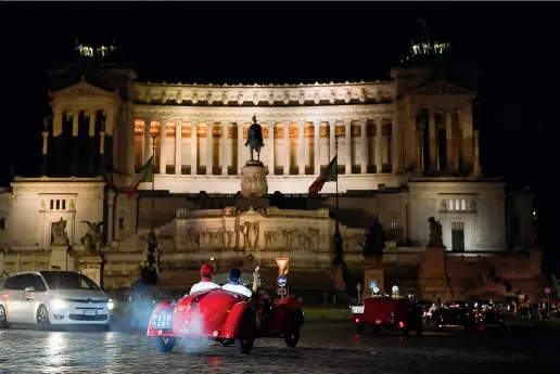  ?? ?? A Roma Il passaggio delle Vecchie Signore al cospetto dell’Altare della Patria dopo la passerella in via Veneto (LaPresse/Paolone)