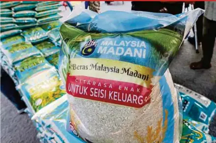  ?? PIC BY DANIAL SAAD ?? Padi farmers were left astounded on Saturday when Agricultur­e and Food Security Minister Datuk Seri Mohamad Sabu said the government had not made any decision on introducin­g a single category of white rice.