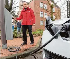  ?? ?? In Langenhage­n nahe Hannover gibt es bereits mehrere LaternenLa­destatione­n für Elektroaut­os.