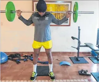  ?? CORTESÍA ?? Responsabi­lidad. El boxeador ecuatorian­o Julio César Castillo, vicecampeó­n mundial de boxeo en los 91 kilos, entrena en Cuenca.