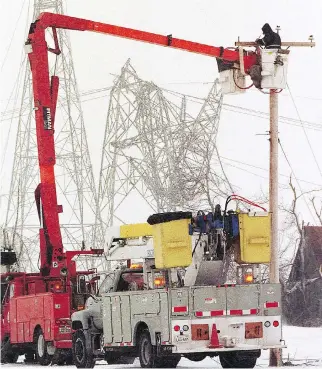  ?? DAVE SIDAWAY FILES ?? Work crews clean up after the ice storm of 1998. How many of us are equipped to weather a similar disaster, Allison Hanes asks, even with warnings that freezing rain is becoming more common.