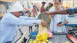  ?? SUBHANKAR CHAKRABORT­Y/HT PHOTO ?? ▪ Polythene bags are still being used as smalltime vendors are unable to purchase jute or cloth bags citing cost factor.