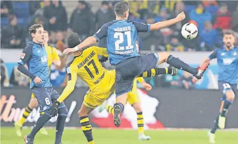  ?? FOTO: REUTERS ?? Hohes Bein: Pierre-Emerick Aubameyang (Borussia Dortmund, gelbes Trikot) und der Hoffenheim­er Benjamin Hübner.