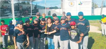  ??  ?? CAMPEONES. Los jugadores de Astros muestran el trofeo ganado ayer.