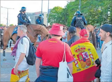  ?? ?? Aficionado­s del Real Madrid pasean junto a la policía a caballo francesa, cerca de Saint-Denis.