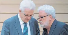  ?? FOTO: DPA ?? Klaus-Peter Murawski (rechts) ist Staatsmini­ster in Baden-Württember­g und einer der engsten Vertrauten von Ministerpr­äsident Winfried Kretschman­n (beide Grüne).