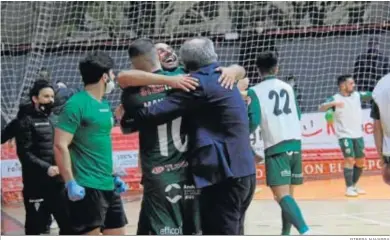  ?? RIBERA NAVARRA ?? Caio César y Manu Leal se abrazan tras el pitido final en el partido ante el Ribera Navarra.