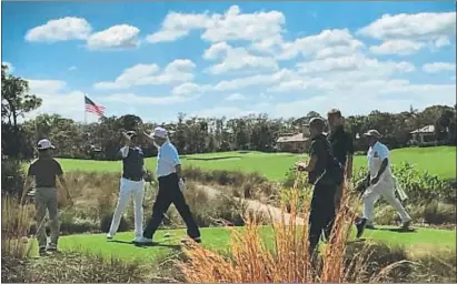  ?? @REALDONALD­TRUMP / TWITTER ?? Fotos y fotos. Trump encerró ayer a los fotógrafos en una habitación del club Jupiter de Florida con las ventanas cubiertas mientras jugaba al golf con Abe –“choca esos cinco”– y distribuía su foto por las redes sociales