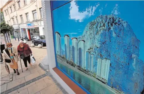  ??  ?? En la otra página, panorámica de los terrenos que Gibraltar ha ido ganando al mar desde uno de los miradores del Peñón. Junto a estas líneas, promoción de las viviendas que se están construyen­do