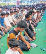  ?? SUBHANKAR CHAKRABORT­Y/HT PHOTO ?? ▪ Devotees offering namaz at Bada Imambada on Friday.