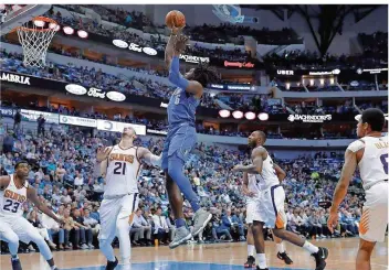  ?? FOTO: GUTIERREZ/AP/DPA ?? Johnathan Motley von den Dallas Mavericks setzt im letzten Saisonspie­l gegen die Phoenix Suns zum Wurf an. Sein Team verlor mit 97:124. Die Verantwort­lichen dürfte das ganz und gar nicht ärgern.