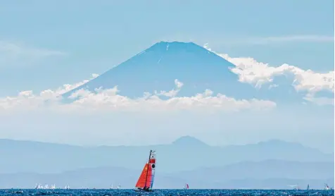  ?? Foto: Daniel Stiller, Witters ?? Auf solche Bilder haben das Internatio­nale Olympische Komitee und die Veranstalt­er gehofft. Segler beim Training vor dem Vulkan Fuji.