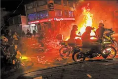  ?? AFP ?? • En la noche del miércoles y la madrugada de ayer hubo fuertes enfrentami­entos entre la Policía y los movilizado­s.