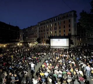  ??  ?? Trastevere L’arena a San Cosimato gestita in estate dai ragazzi del Cinema America