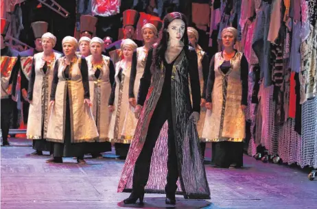  ?? FOTO: THEATER PFORZHEIM ?? Im Februar 2016 hat das Theater Pforzheim die Verdi-Oper „Nabucco“im Rahmen des Aalener Theaterrin­gs auf die Bühne der Stadthalle gebracht.