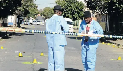  ?? / MDUDUZI NDZINGI ?? Crime scene detectives counted 54 spent cartridges in Brakpan, east of Johannesbu­rg, yesterday after taxi associatio­n guards opened fire at a group of taxi drivers.