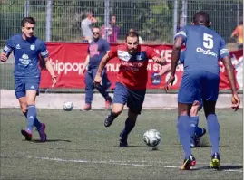  ?? (Photos Romain Hugues) ?? Le CDJ (en rouge) a fait exploser le FCA après la pause.