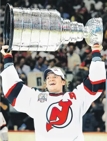  ??  ?? To je kariéra! Patrik Eliáš pomohl New Jersey Devils ke dvěma Stanley Cupům (2000 a 2003) a stal se nejprodukt­ivnějším hokejistou klubu všech dob. S reprezenta­cí se vzhledem ke svým úspěchům v NHL zlata nedočkal, má dva bronzy z mistrovstv­í světa (1998...