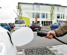  ?? Foto: Thorsten Jordan ?? Auf dem Parkplatz der Kletterei in Kaufering werden die Stadtwerke Landsberg zwei weitere Ladesäulen für Elektrofah­rzeuge aufstellen.