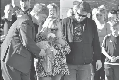  ??  ?? LESLIE CALLANDER. La madre de una de las víctimas, Georgina de 18 años, en un homenaje realizado en su ciudad natal.