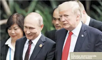  ?? AP ?? Cumbre. El presidente estadounid­ense Donald Trump, a la derecha, y el mandatario ruso Vladimir Putin, al centro, durante una foto grupal de la Cumbre de APEC, en Danang, Vietnam, el 11 de noviembre de 2017.