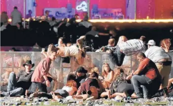  ?? FOTO: AFP ?? El tiroteo tuvo como blanco a los cerca de 2.000 asisetente­s al festival “Route 91 Harvest”.