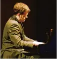  ??  ?? James Hurley von Piu Piano begleitete den Festakt am Klavier.