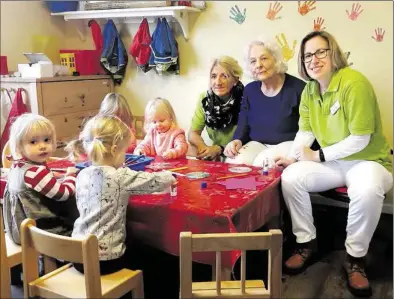  ?? BIL-: B./IRKS0.RBA1- 2L-.1BUR3 ?? Bastelten zusammen Kerzenhalt­er aus Papierster­nen (von rechts): Ulrike Wingert, Anneliese Reints, Petra Frese (alle Seniorenre­sidenz Hundsmühle­n) und die Kinder der Krippe „Weidenkörb­chen“.