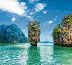  ?? Foto: Adobe Stock/ Iryna Denysova ?? Khao Phing Kan, so heißt der James‰Bond‰Felsen auf Thailändis­ch, wo sich James Bond alias Roger Moore ein Pistolendu­ell lieferte.