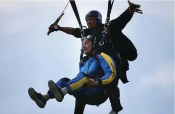  ?? STEVE RUSSELL PHOTOS/TORONTO STAR ?? Elly Gotz, an 89-year-old Holocaust survivor and pilot, and his instructor float to the ground for a landing.