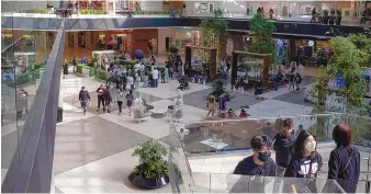  ?? BING GUAN/BLOOMBERG ?? Shoppers inside the Westfield Sanita Anita shopping mall in Arcadia, Calif., on April 16.