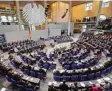  ?? Fotos: dpa ?? Angela Merkel (links) und Ursula von der Leyen sind zwei bekannte deutsche Politi kerinnen. Im Bundestag (rechtes Bild) haben aber deutlich mehr Männer als Frauen Sitze.